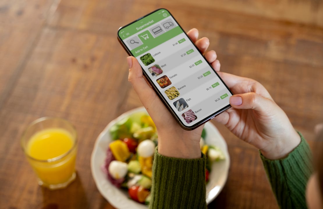  Persona ordenando comida a domicilio desde un dispositivo móvil 