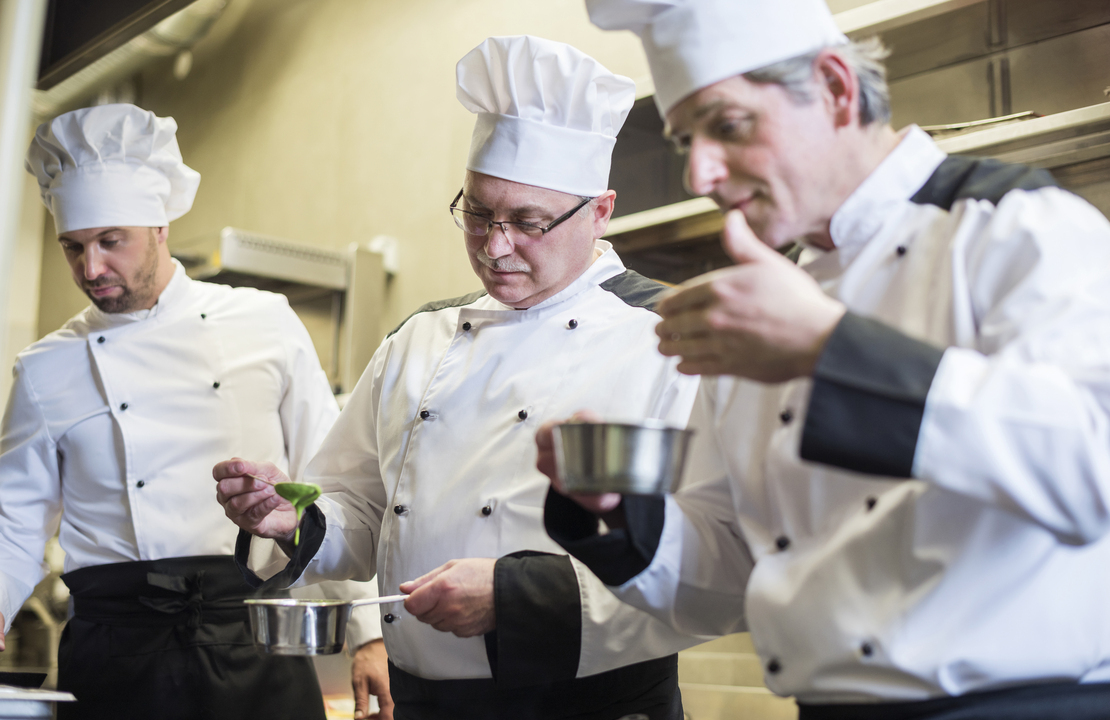 Chefs llevando a cabo técnicas de cocina de autor 