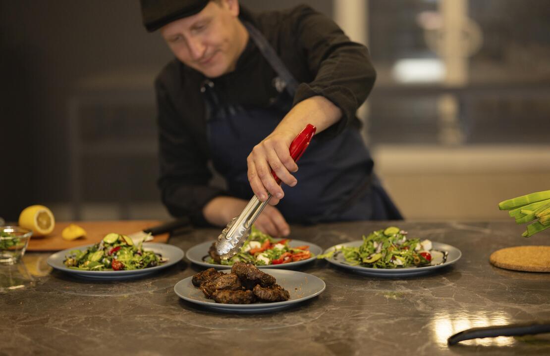  Chef preparando platillos con suministros para restaurantes